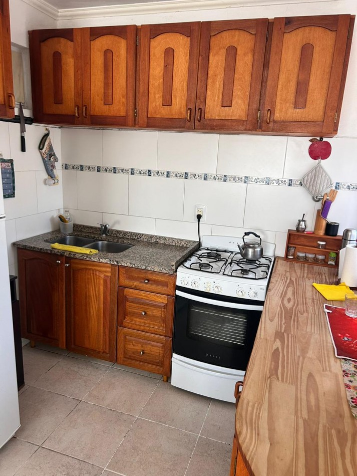 CASA EN ORO VERDE, 2 DORMITORIOS, COCHERA Y JARDIN VERDE. 