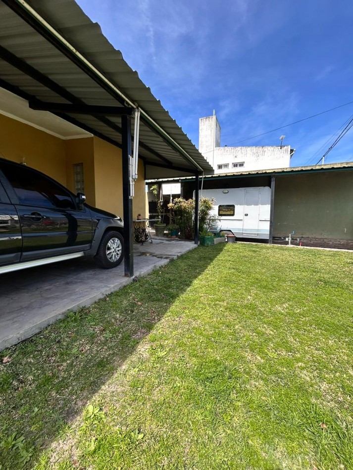 CASA EN ORO VERDE, 2 DORMITORIOS, COCHERA Y JARDIN VERDE. 