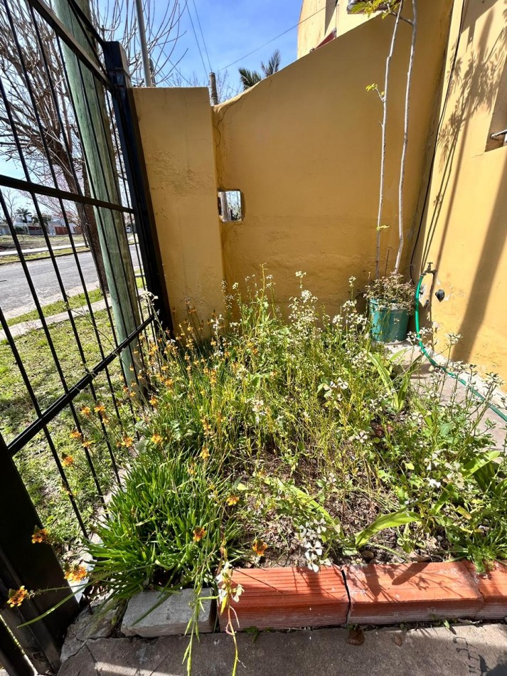 CASA EN ORO VERDE, 2 DORMITORIOS, COCHERA Y JARDIN VERDE. 