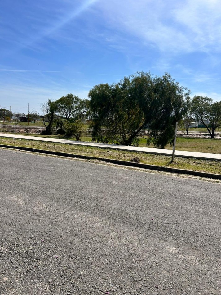 CASA EN ORO VERDE, 2 DORMITORIOS, COCHERA Y JARDIN VERDE. 