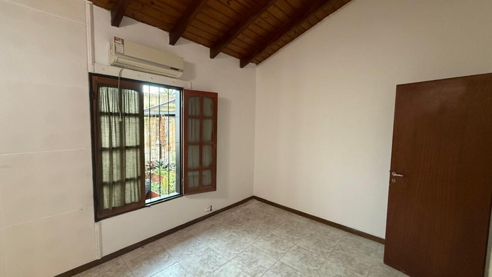 CASA DE 2 DORM, COCHERA Y PATIO SECO, ZONA RAMIREZ SUR