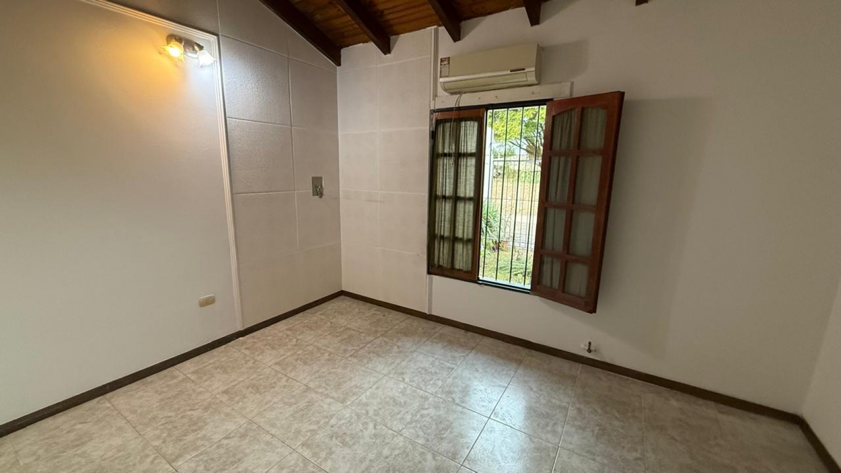 CASA DE 2 DORM, COCHERA Y PATIO SECO, ZONA RAMIREZ SUR