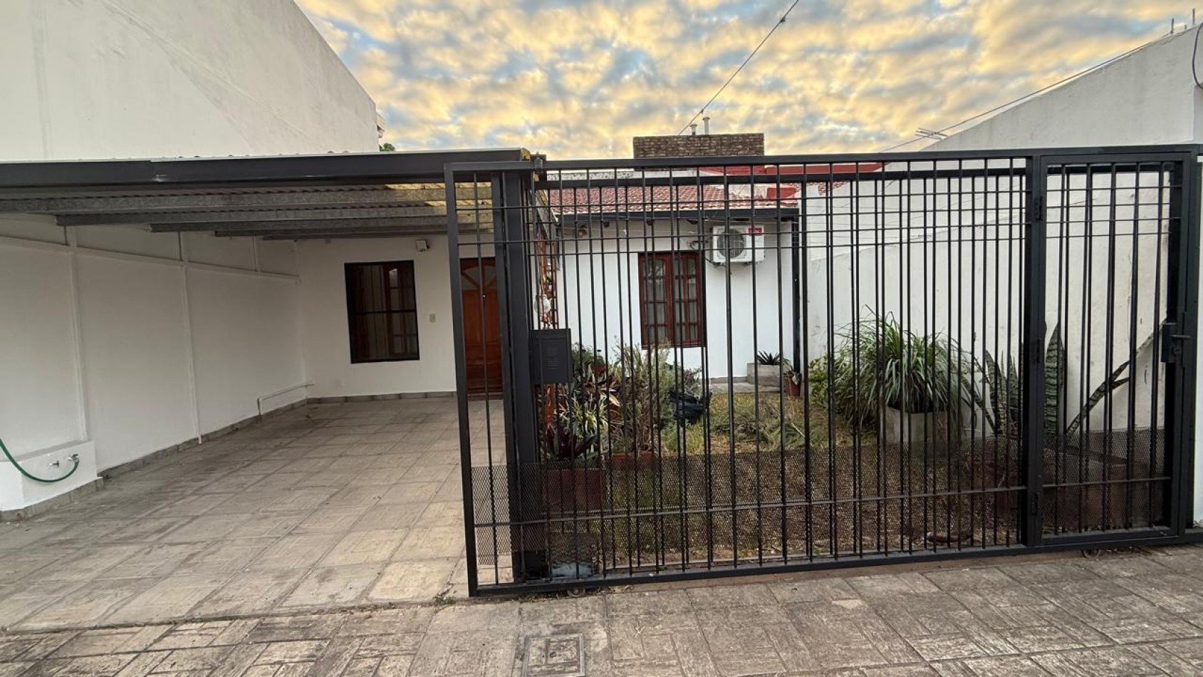 CASA DE 2 DORM, COCHERA Y PATIO SECO, ZONA RAMIREZ SUR