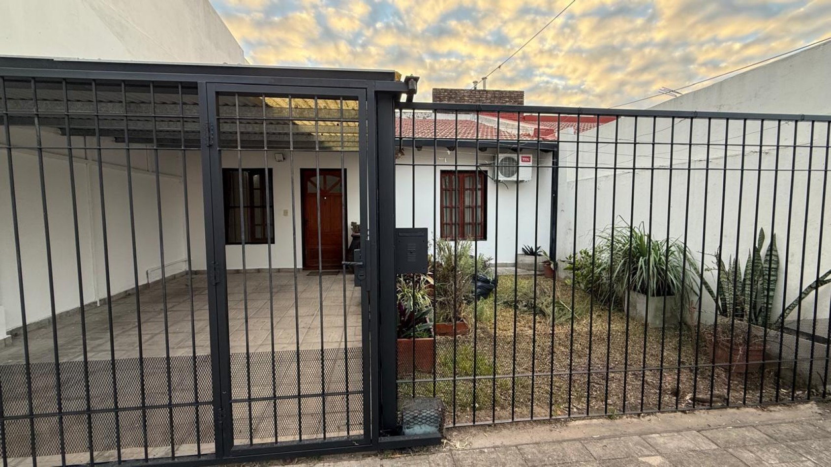 CASA DE 2 DORM, COCHERA Y PATIO SECO, ZONA RAMIREZ SUR